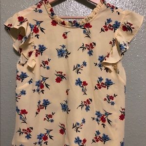 I’m selling this beautiful blouse